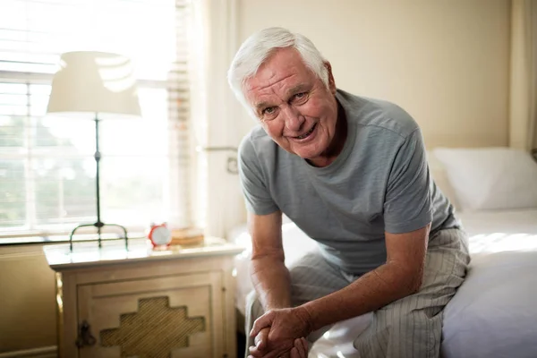 Porträtt av äldre man avkopplande i sovrummet — Stockfoto