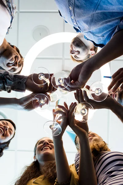 Equipe de negócios criativa fazendo um brinde no aniversário das faculdades no escritório — Fotografia de Stock