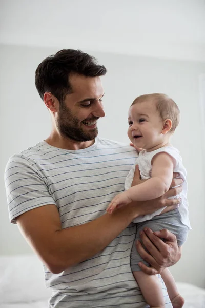 彼の赤ちゃんの女の子を持つ父親 — ストック写真