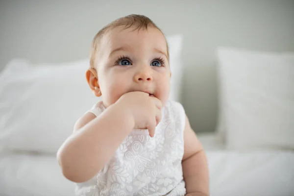 Şirin Bebek kız yatakta rahatlatıcı — Stok fotoğraf