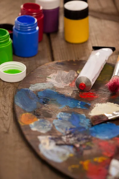 Birden çok renk, sulu boya ve boya fırçalar paleti — Stok fotoğraf