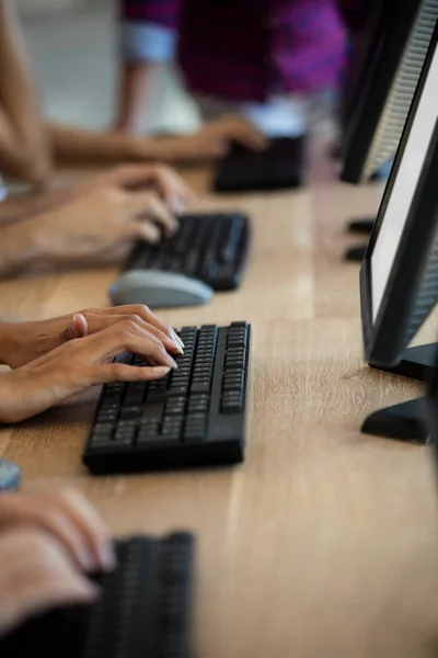Executivos de atendimento ao cliente digitando em seus teclados — Fotografia de Stock