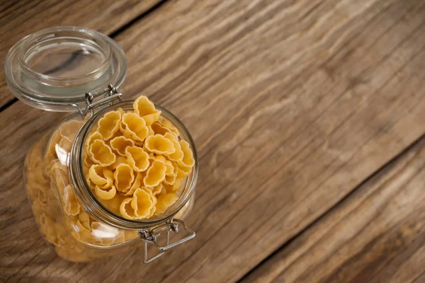 Massa de conchiglie em um jarro — Fotografia de Stock