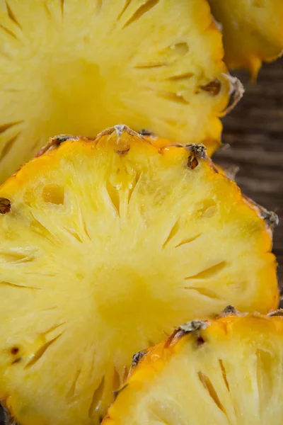 Крупный план кусочков ананаса — стоковое фото