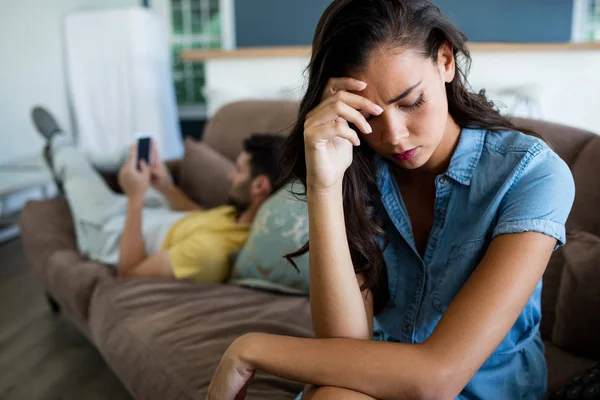 Paar negeren elkaar in woonkamer — Stockfoto