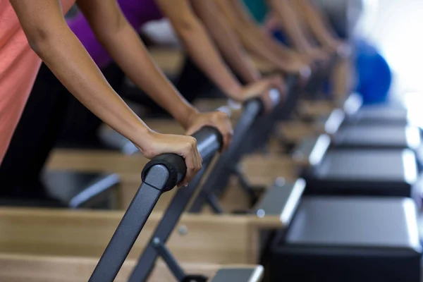 Grupo de mujeres que ejercen sobre el reformador — Foto de Stock