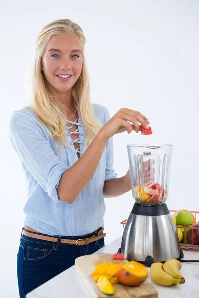 Retrato de mujer sonriente preparando batido — Foto de Stock