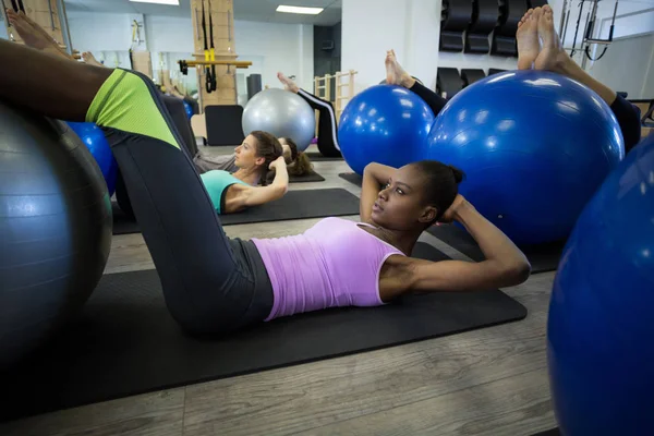 Femmes faisant de l'exercice avec balle fitness — Photo