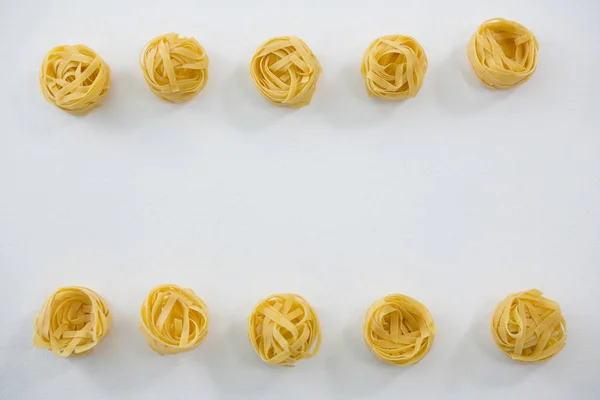 Fettuccine Pasta in einer Reihe angeordnet — Stockfoto