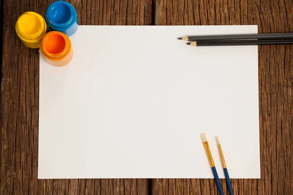 Pinceles, acuarelas, lápices de colores y papel blanco — Foto de Stock