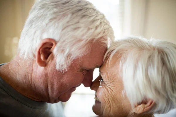 Äldre par romancing i sovrum — Stockfoto