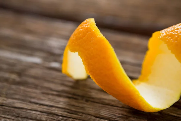 Крупним планом спіральна апельсинова шкірка — стокове фото