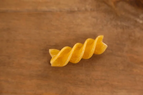 Massa Fusilli na mesa de madeira — Fotografia de Stock