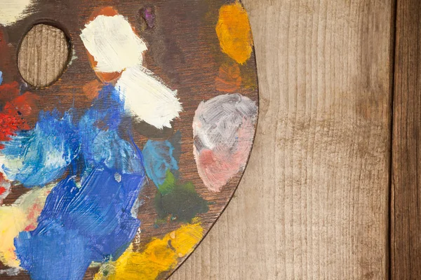 Palette mit mehreren Farben auf Holztisch — Stockfoto