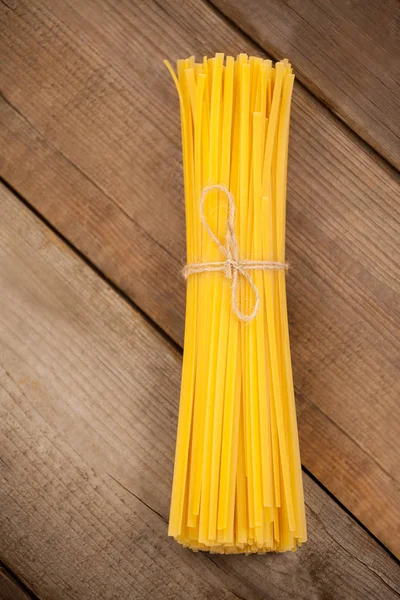 Paquete de espaguetis crudos atados con cuerda — Foto de Stock