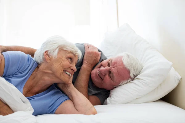 Äldre par avkopplande i sovrummet — Stockfoto