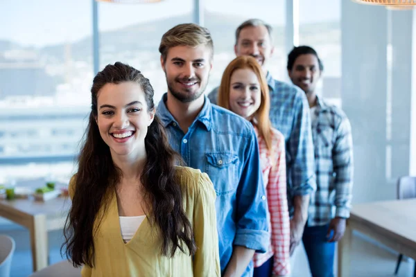 Equipe de negócios criativa feliz que está em uma linha — Fotografia de Stock