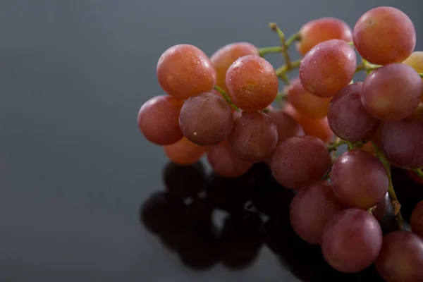 Primer plano del racimo rojo de uvas — Foto de Stock