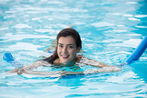 Junge Frau schwimmt mit aufblasbarem Schlauch — Stockfoto