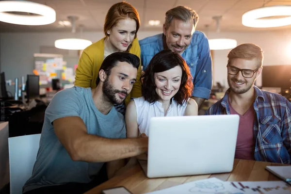 Gelukkig creatieve business team bespreken over de laptop — Stockfoto