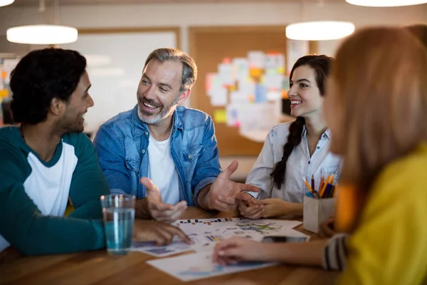 Equipo empresarial creativo discutiendo un plan — Foto de Stock