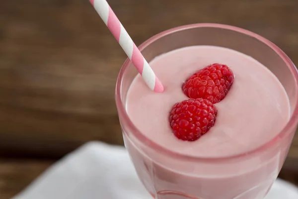 Vaso fresco de batido con paja —  Fotos de Stock