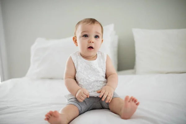 Schattige babymeisje ontspannen op bed — Stockfoto