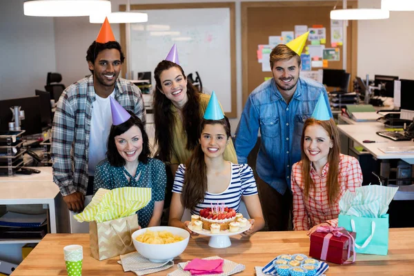 Творческая команда, празднующая день рождения коллег — стоковое фото