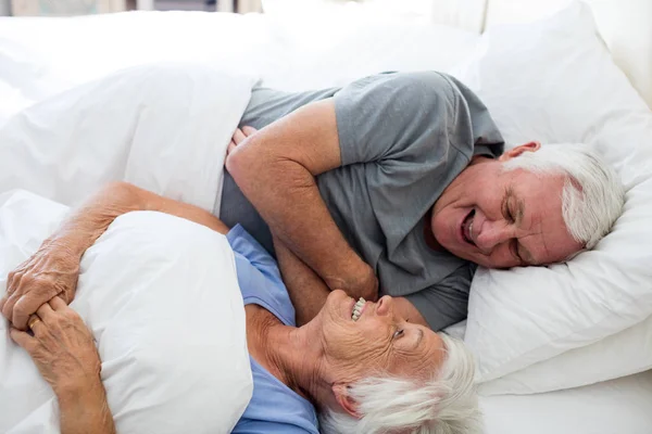 Casal sénior relaxante no quarto — Fotografia de Stock