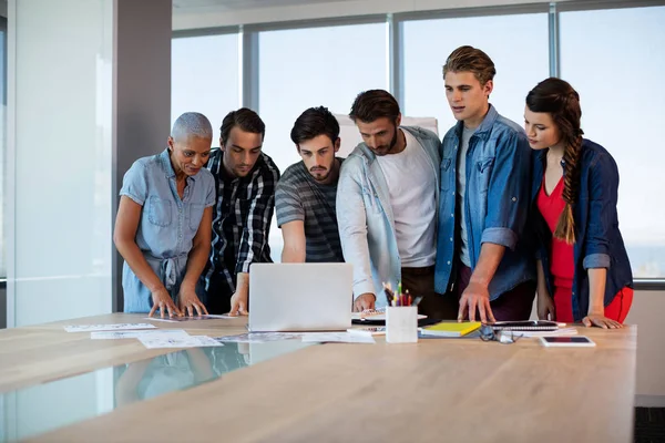 Equipe de negócios criativa olhando para a apresentação no laptop — Fotografia de Stock