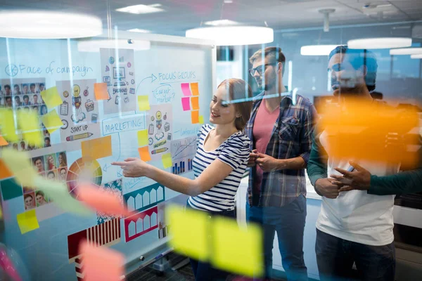 Equipe de negócios criativa lendo notas pegajosas — Fotografia de Stock