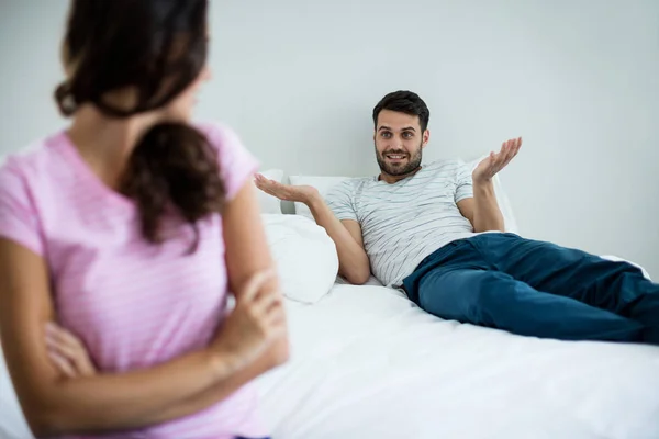 Par argumentera med varandra i sovrummet — Stockfoto