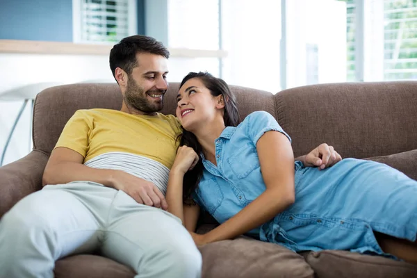 Uśmiechający się para zrelaksować się w salonie — Zdjęcie stockowe