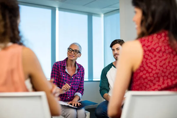 Equipe de negócios criativa discutindo no escritório — Fotografia de Stock