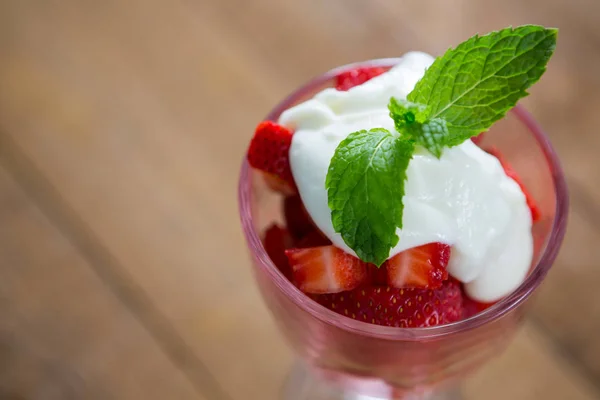 Nahaufnahme von frischen Erdbeeren mit Sahne in Schüssel — Stockfoto