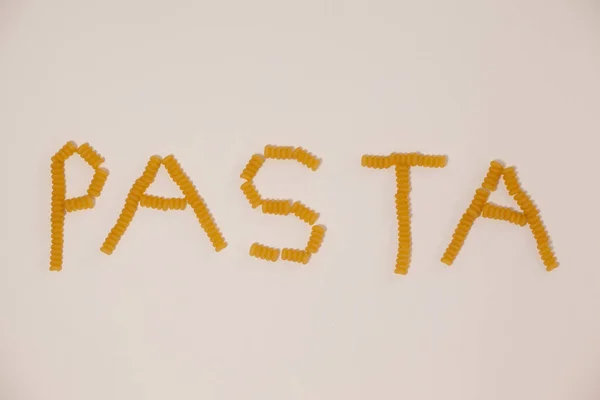 Conchiglie pasta in de vorm van pasta tekst rangschikken — Stockfoto