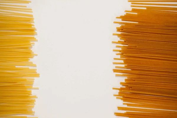 Паста Спагетті на білому тлі — стокове фото
