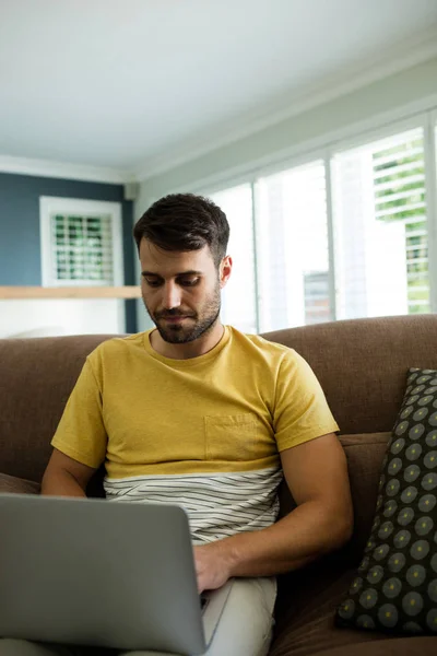 Man met laptop in de woonkamer — Stockfoto