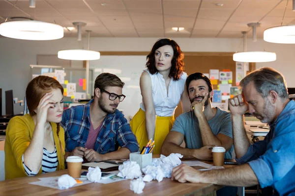 Equipe de negócios criativa cuidadosa que tem uma reunião — Fotografia de Stock