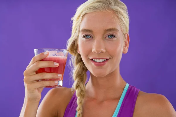 Retrato de mulher bonita segurando smoothie — Fotografia de Stock