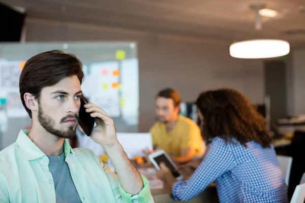 Man talking on his mobile phone — Stock Photo, Image