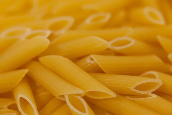 Pennette Pasta auf hölzerner Oberfläche — Stockfoto