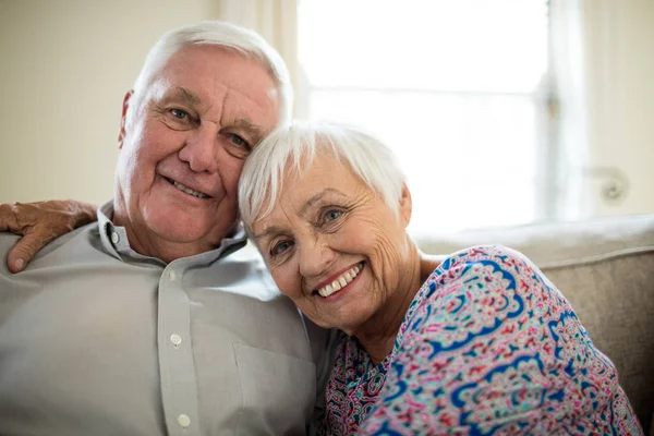 Porträtt av lyckliga senior paret omfamnar varandra i vardagsrum — Stockfoto