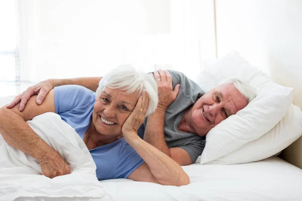 Senior paar ontspannen in de slaapkamer — Stockfoto
