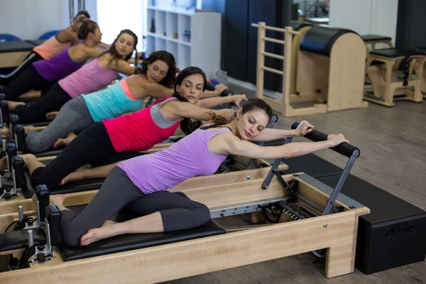 Groupe de femmes exerçant sur le réformateur — Photo