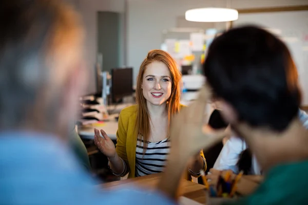 Lachende vrouw praten met haar team — Stockfoto