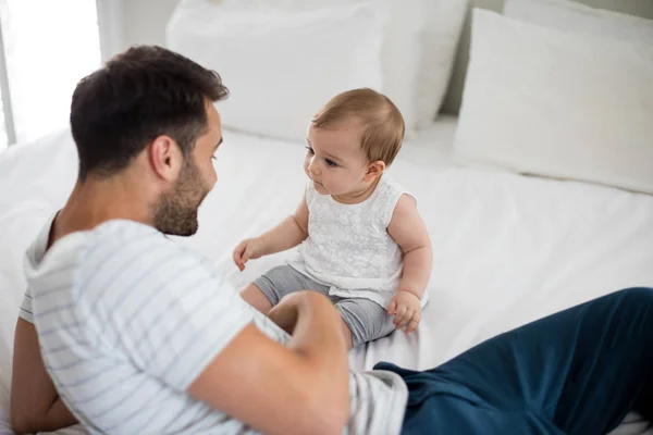 Father playing with his baby girl in bedroom — Stock Photo, Image