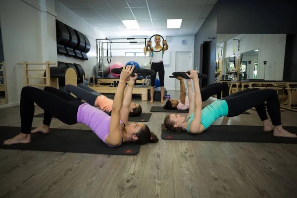 Skupina fit žen, cvičení s pilates ring — Stock fotografie