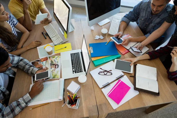 Equipo empresarial creativo trabajando en su mesa de trabajo —  Fotos de Stock