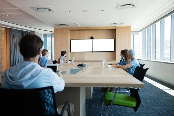 创意无限的商业团队出席在会议室的视频通话 — 图库照片